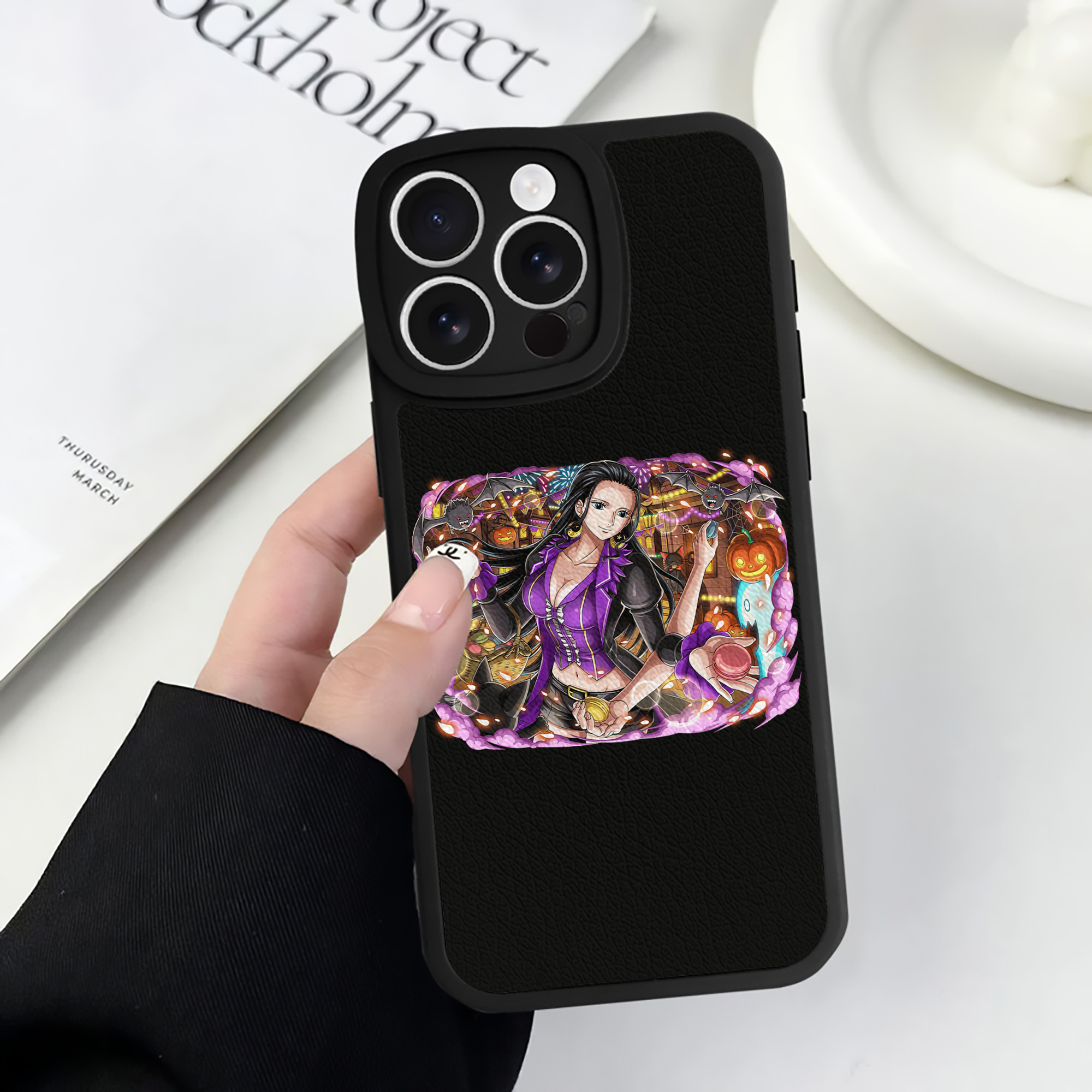 （画像用） ワンピース ニコ・ロビン ONE PIECE Nico Robin 【iPhone 16シリーズ対応】シリコンスマホケース（レザー調） 材質：シリコン